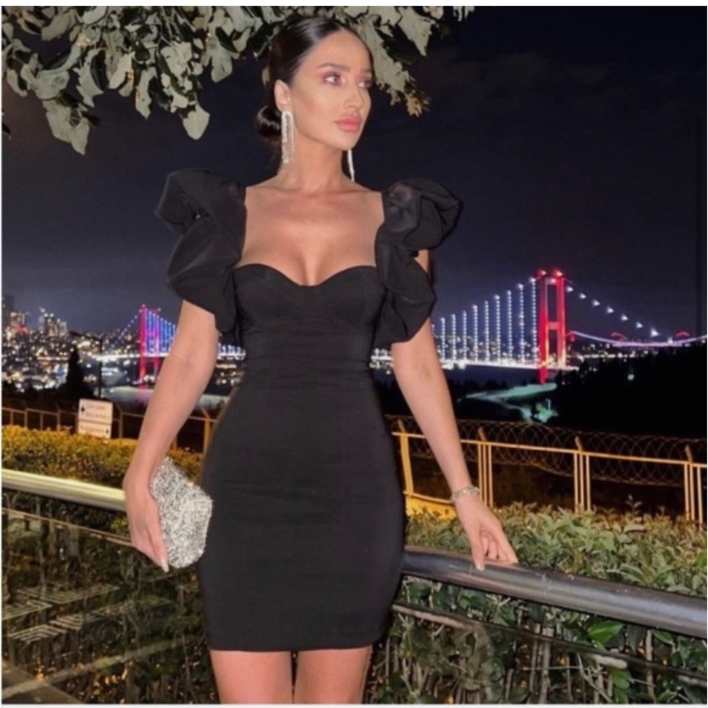 NWT Zara BLOGGERS FAVORITE Voluminous short dress!